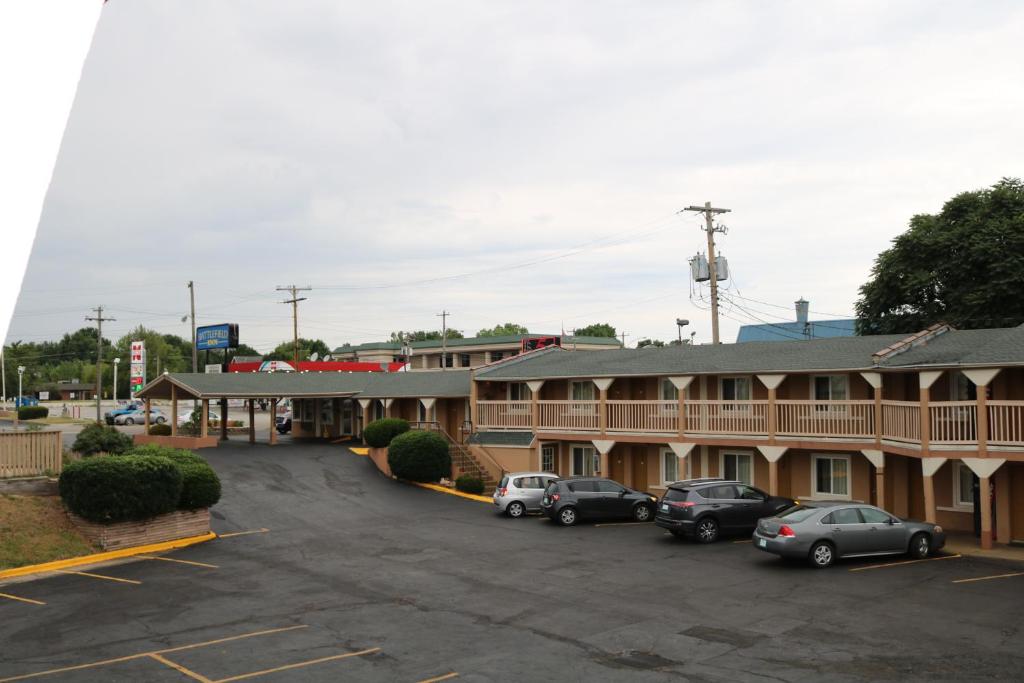 um hotel com carros estacionados num parque de estacionamento em Battlefield Inn Springfield em Springfield