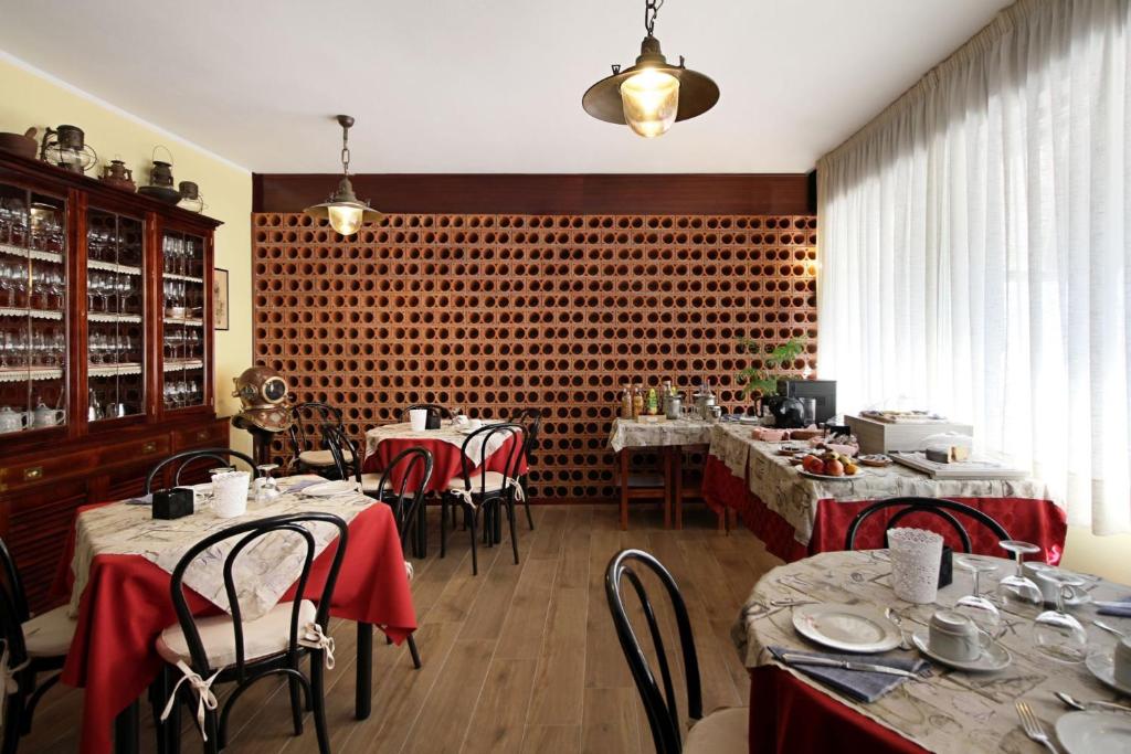 Reštaurácia alebo iné gastronomické zariadenie v ubytovaní Asseu