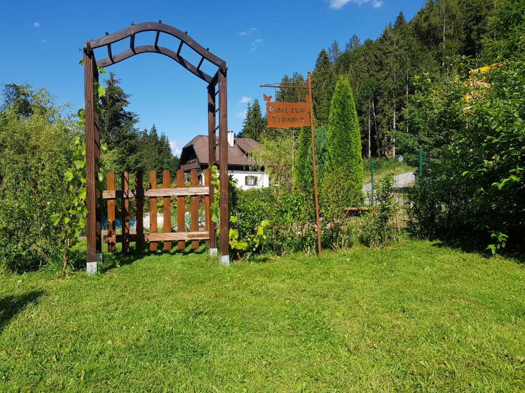 Aed väljaspool majutusasutust Holzhaus in Hinterstoder