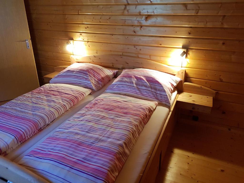Voodi või voodid majutusasutuse Holzhaus in Hinterstoder toas