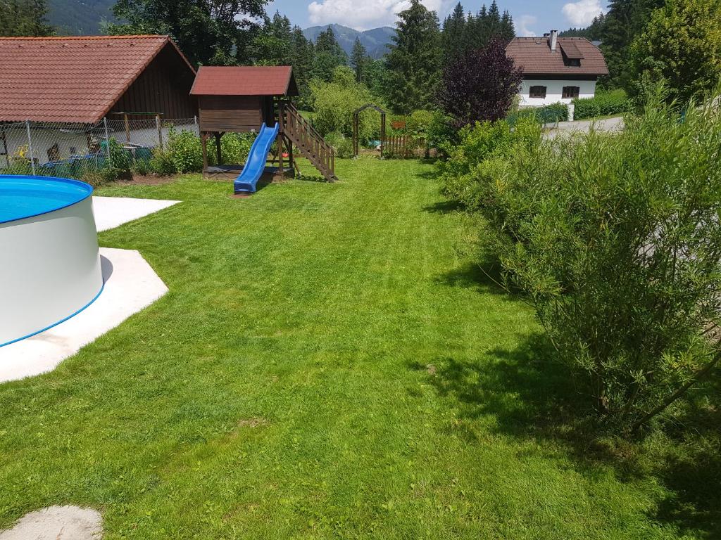 Aed väljaspool majutusasutust Holzhaus in Hinterstoder