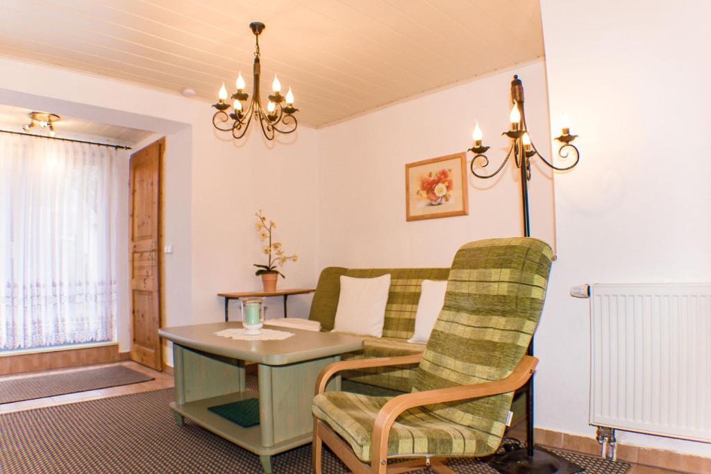 een woonkamer met een stoel en een tafel bij Ferienwohnung Zander in Zingst