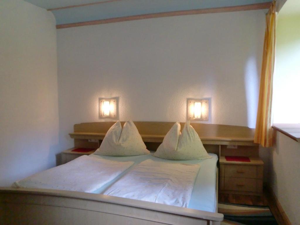 A bed or beds in a room at Garten- & Loggia-Appartement HERRENHAUS