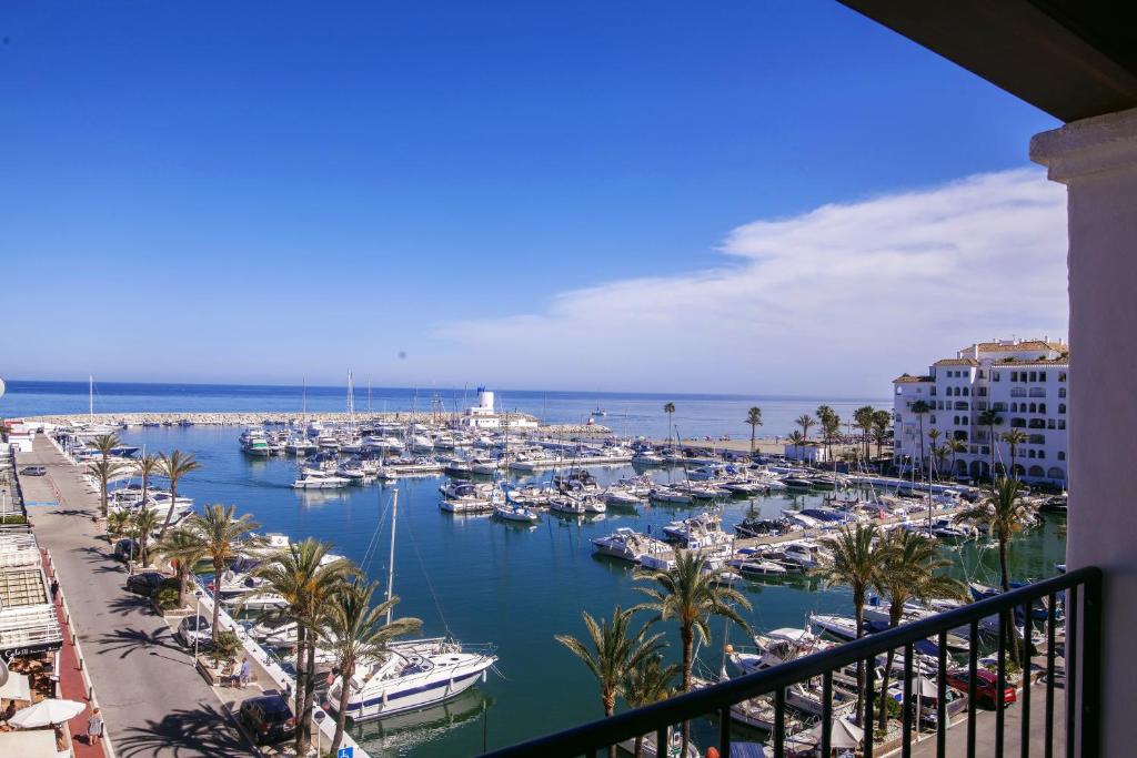 un puerto deportivo con un montón de barcos en el agua en Duquesa Seaview marina, en Manilva