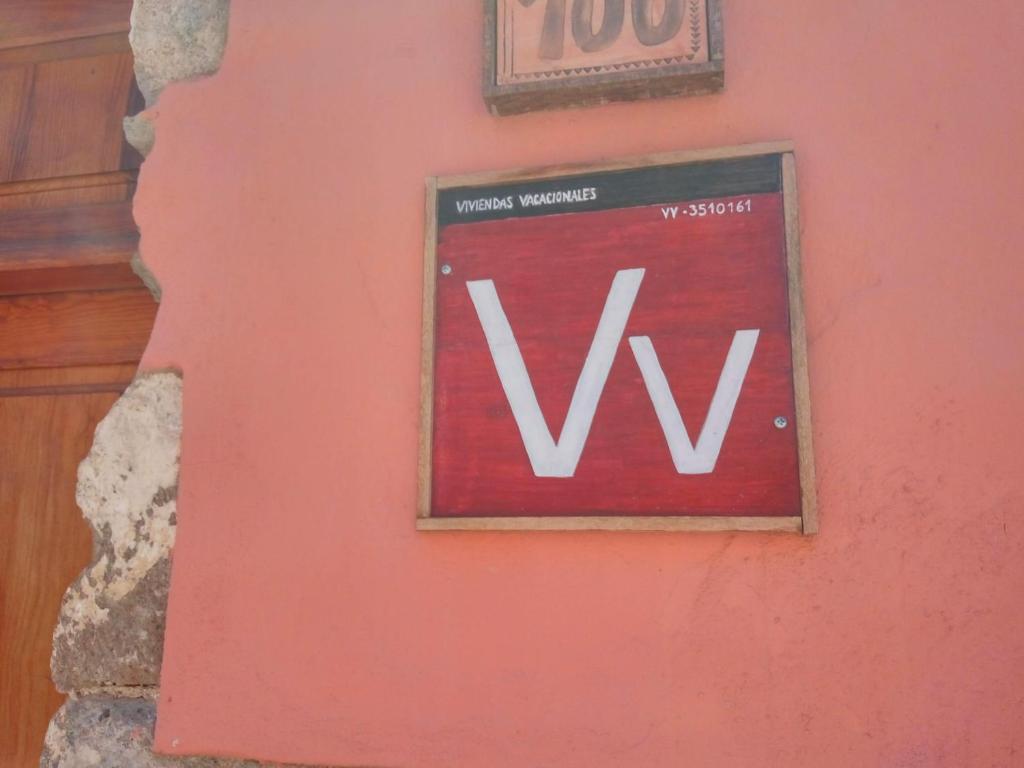 una señal en el costado de una pared con la letra w en Artisan´s House, en Agüimes
