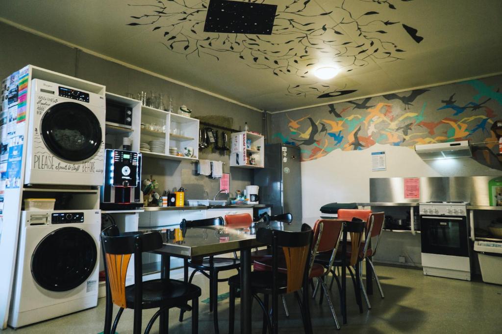 Kuchyň nebo kuchyňský kout v ubytování The Freezer Hostel & Culture Center
