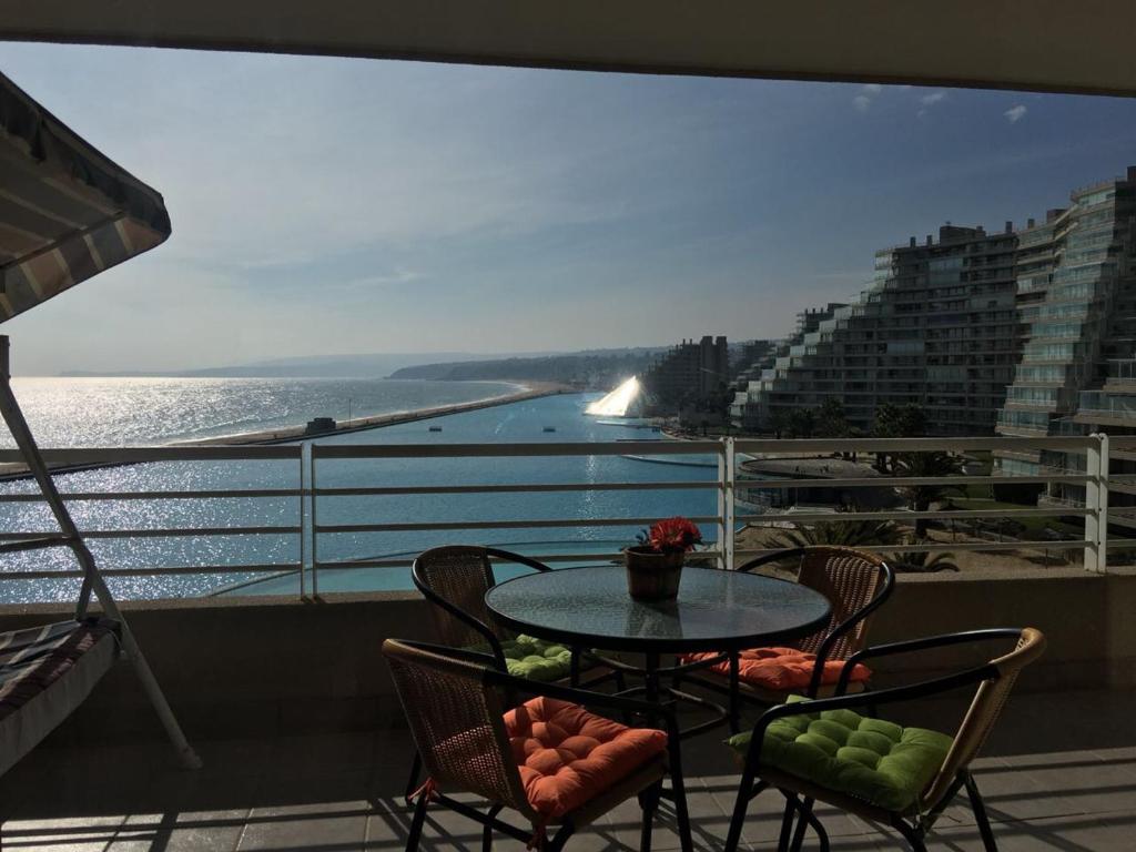 Un balcón o terraza en Arriendo San Alfonso del Mar