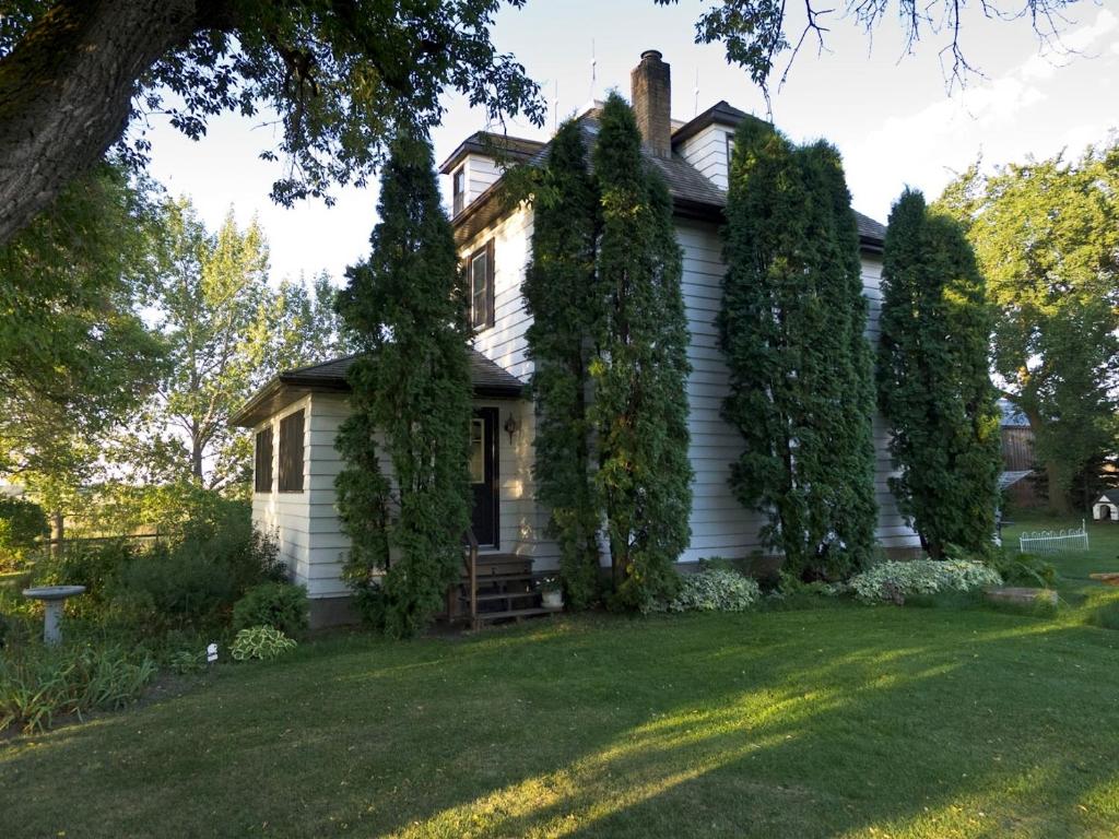 une maison où le lierre pousse sur son côté dans l'établissement Fairmount Bed & Breakfast, à Basswood