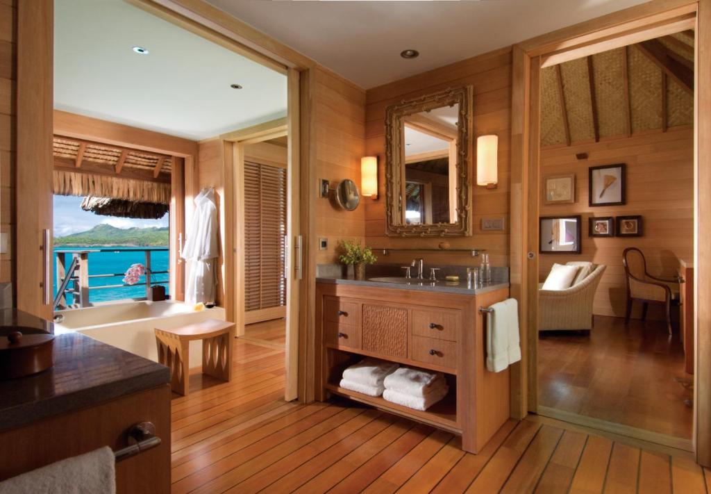 Postel nebo postele na pokoji v ubytování Four Seasons Resort Bora Bora