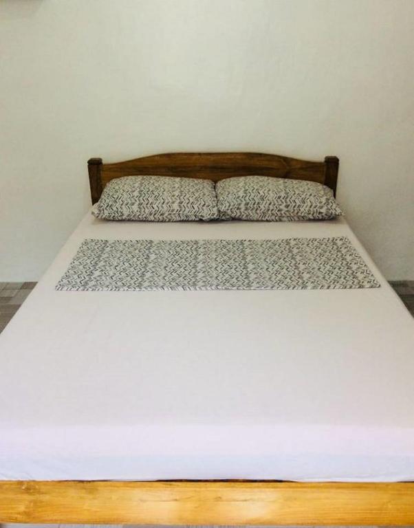 Una cama o camas en una habitación de Stevrena Accommodations