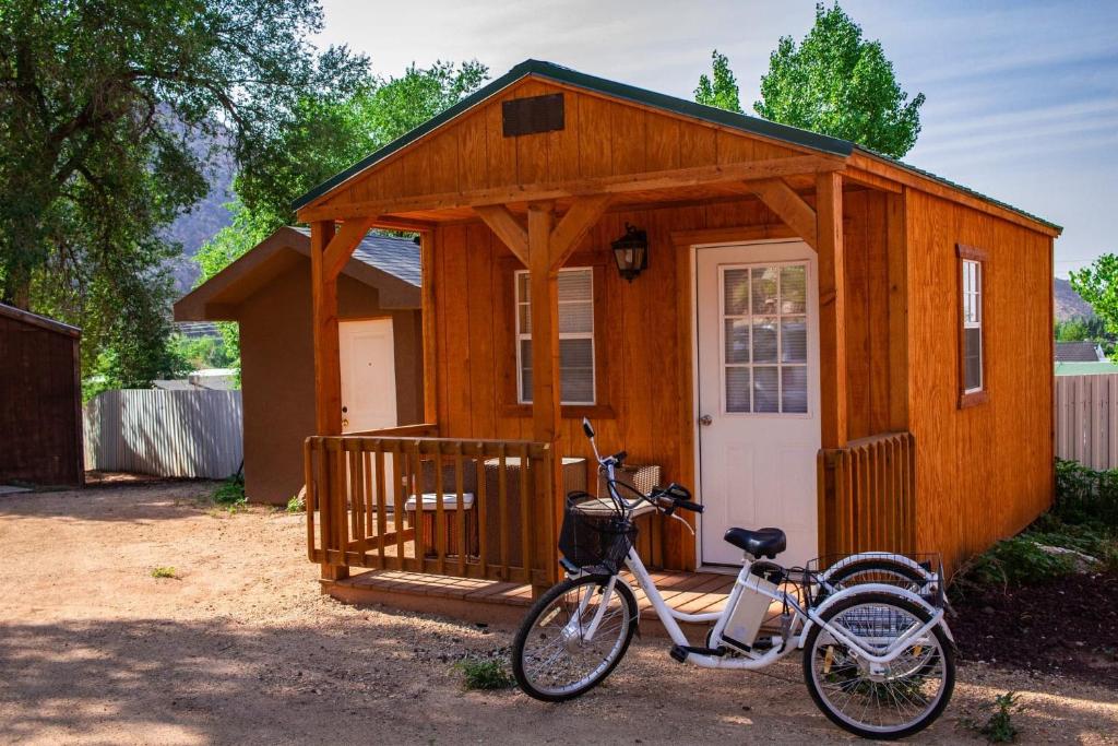 una bicicleta estacionada frente a una casa pequeña en Zion’s Cozy Cabin's, en Hildale