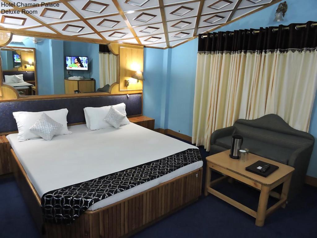 Postel nebo postele na pokoji v ubytování Hotel Chaman Palace