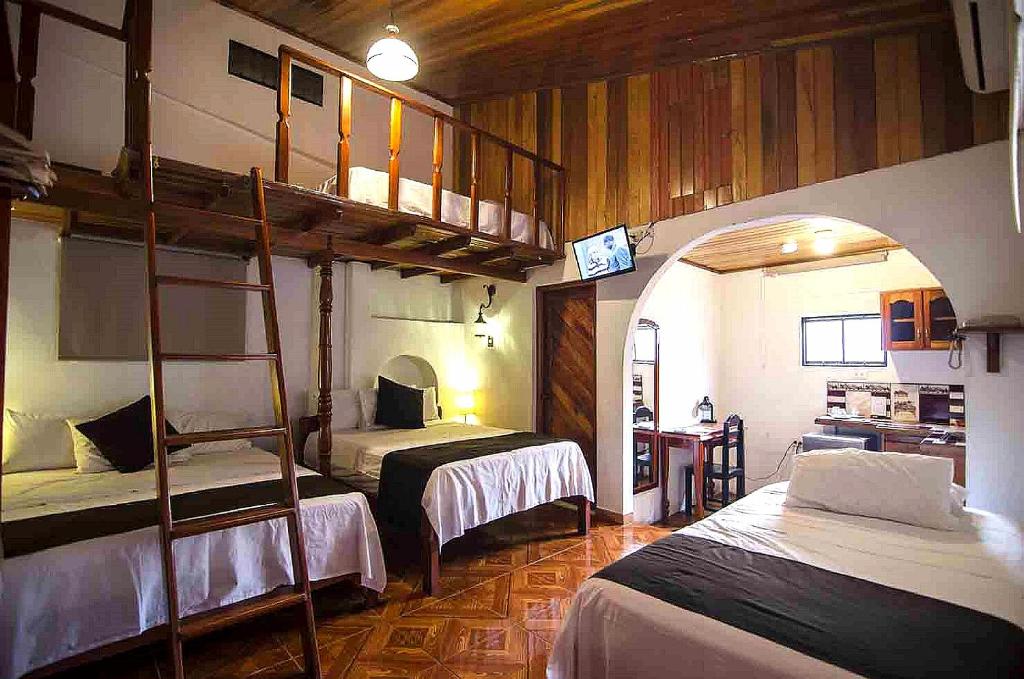 1 dormitorio con 2 literas y escritorio en Epoca Iquitos, en Iquitos