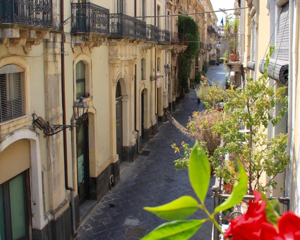 una strada vuota in una città con edifici di Casa Romeo ad Acireale