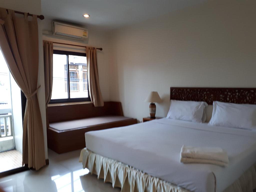 Postel nebo postele na pokoji v ubytování Nathon Residence Hotel