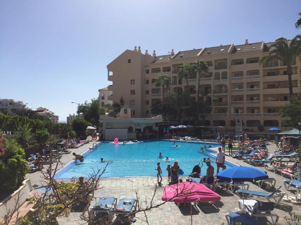 grupa osób w basenie w hotelu w obiekcie Popular Complex w mieście Los Cristianos