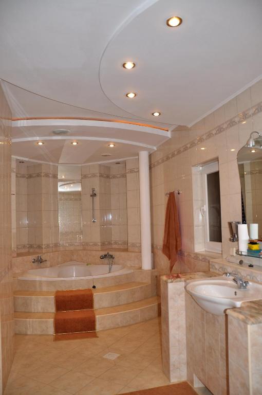 Koupelna v ubytování Focus Hotel
