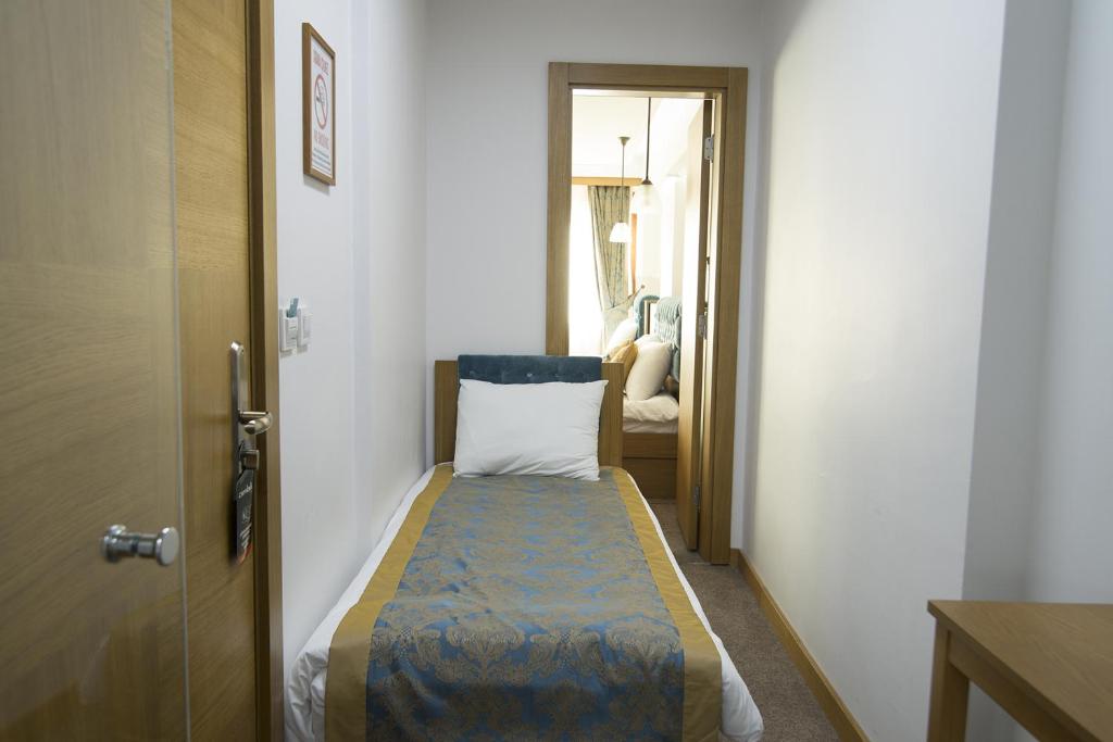 Postel nebo postele na pokoji v ubytování Cumbali Suite Hotel