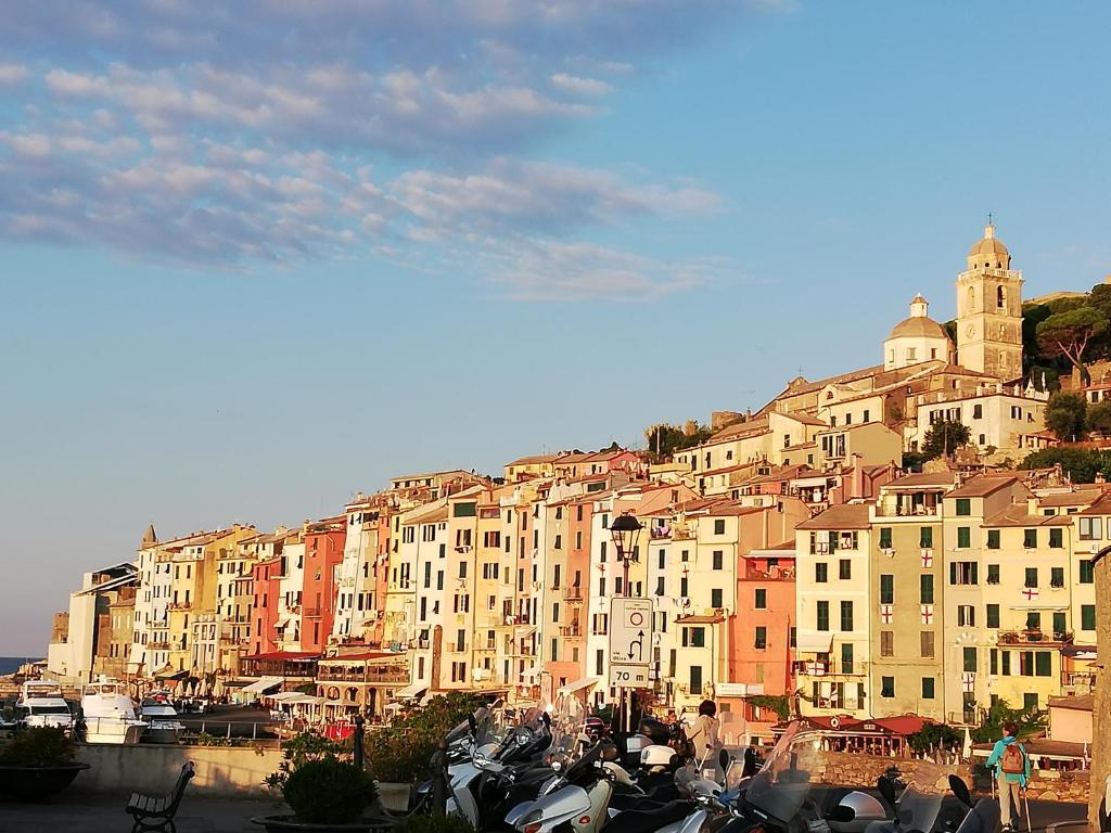 Nespecifikovaný výhled na destinaci Portovenere nebo výhled na město při pohledu z penzionu