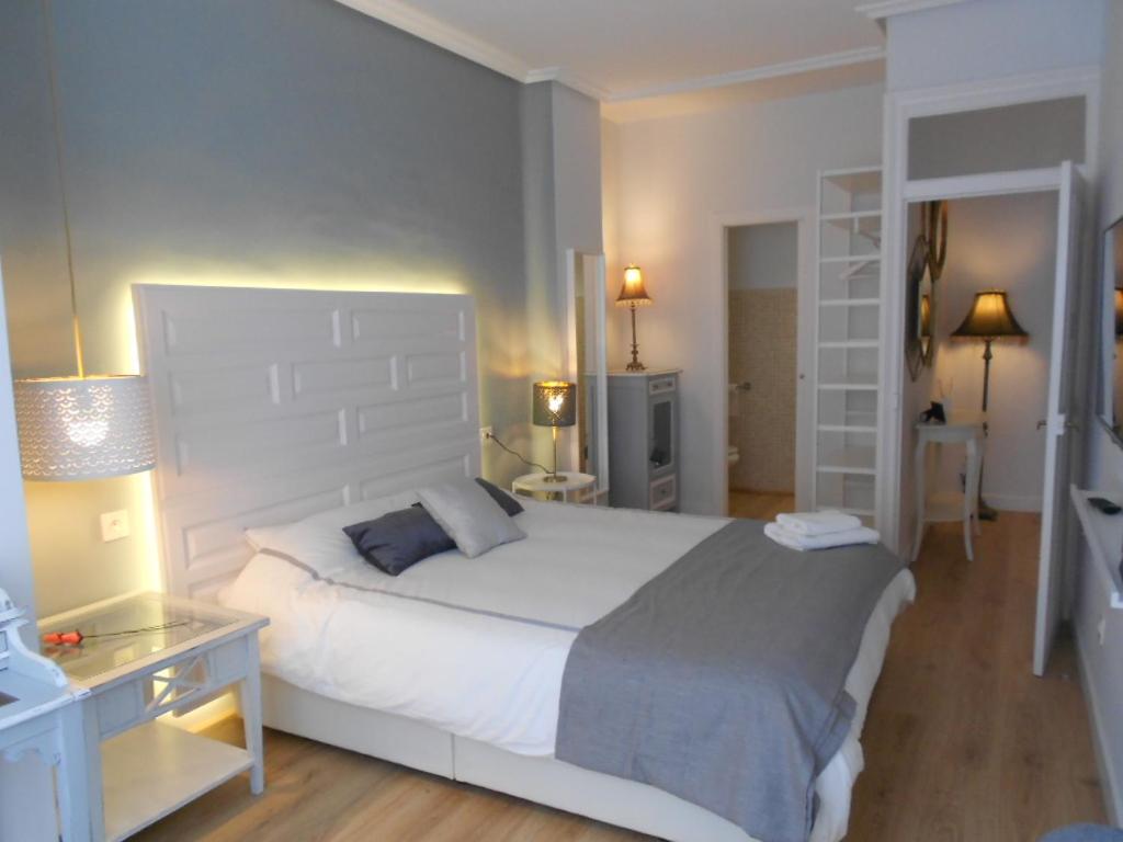 una camera con un grande letto bianco di La Parada a Saragozza