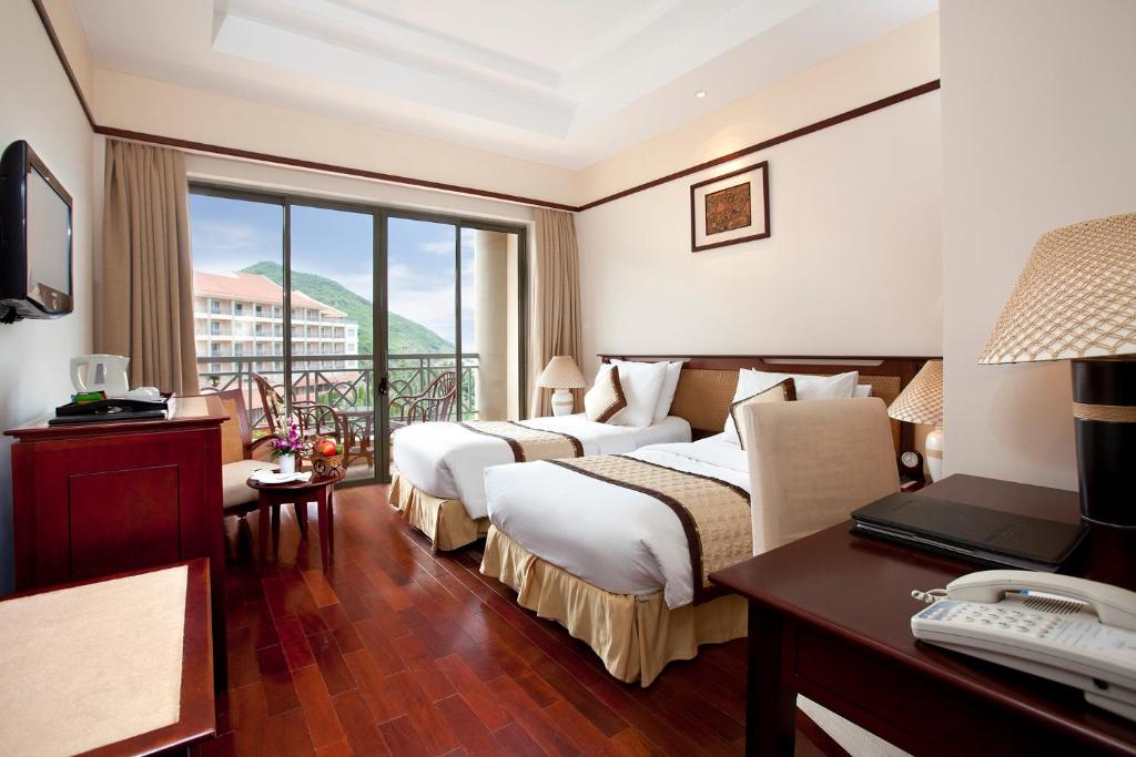 Phòng Deluxe 2 Giường Đơn - Vé Vào Công Viên Giải Trí VinWonders