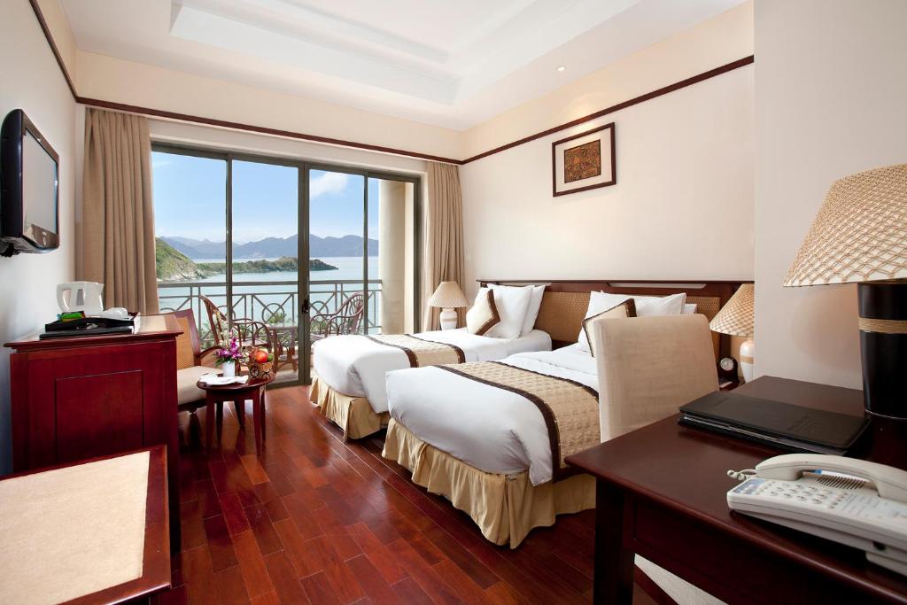 Phòng Grand Deluxe 2 Giường Đơn Nhìn Ra Biển - Vé Vào Công Viên Giải Trí VinWonders