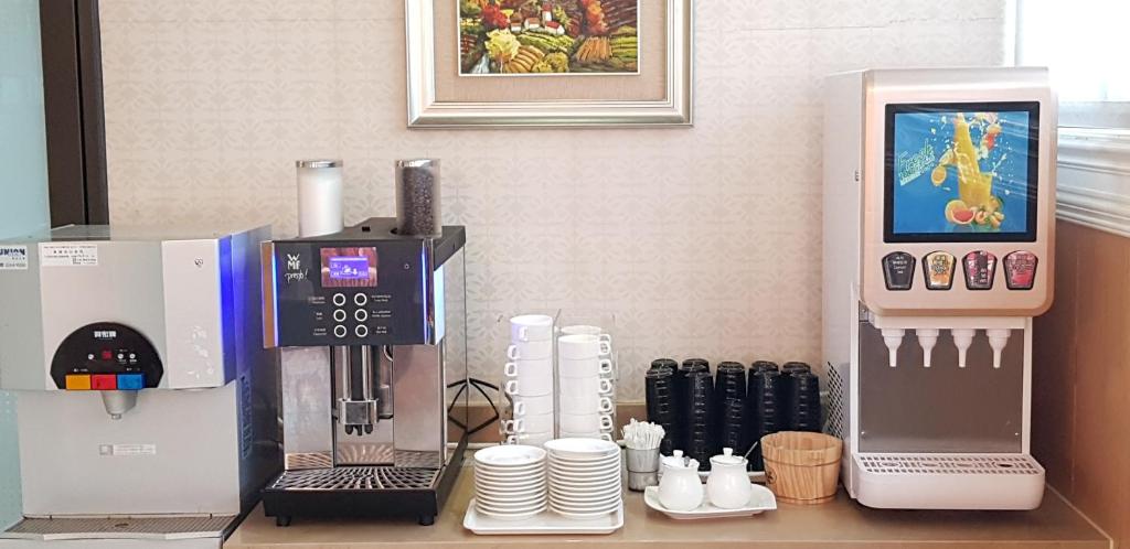 Příslušenství pro přípravu čaje a kávy v ubytování MRT Hotel