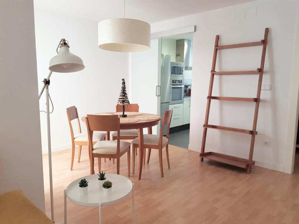 ein Esszimmer mit einem Tisch und Stühlen in der Unterkunft FLORIT FLATS - The Jardines del Turia Apartment in Valencia