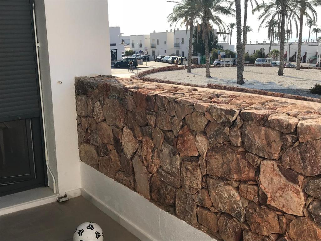ラス・ネグラスにあるCasa Bataviaの建物前のサッカーボール付石壁