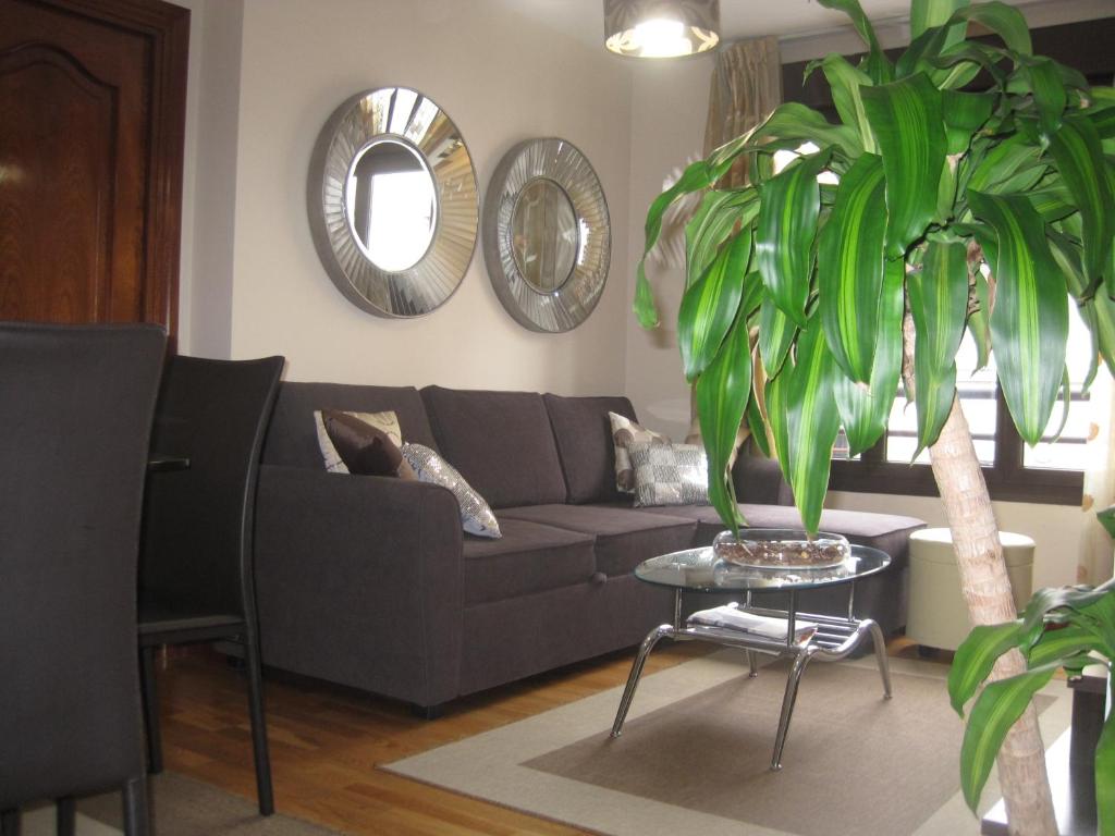 sala de estar con sofá y mesa con planta en PUERTO DEPORTIVO CENTRO wifi en Gijón