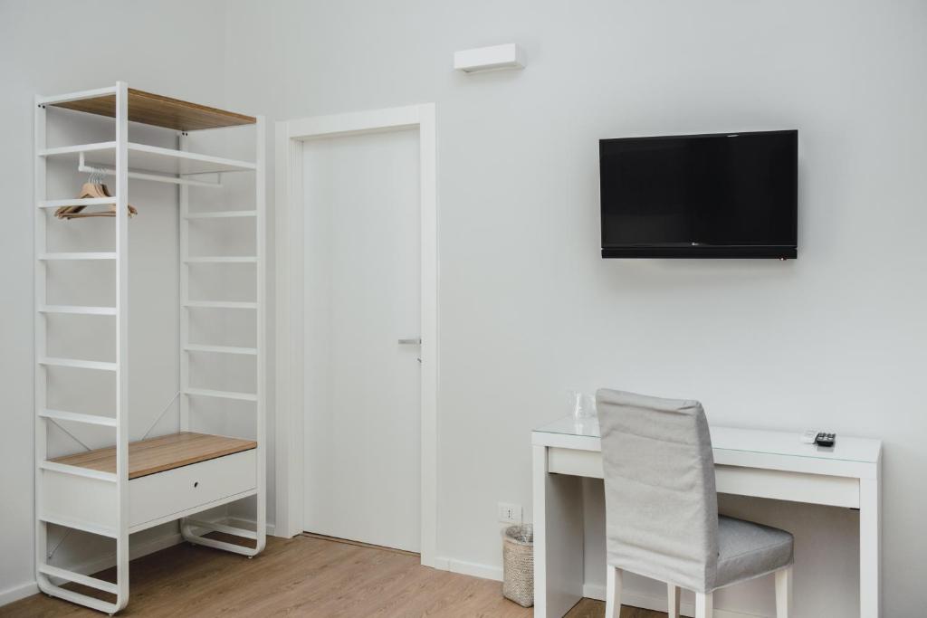 Televízia a/alebo spoločenská miestnosť v ubytovaní Elysium B&B