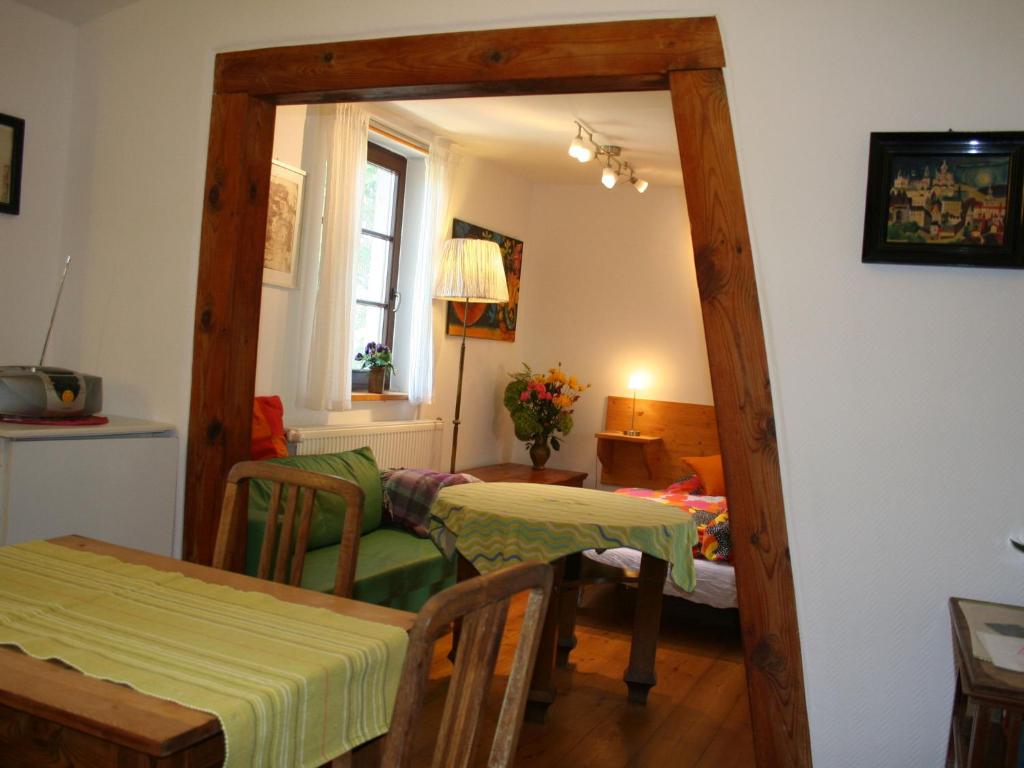 RetschowにあるCosy Child friendly Apartment in Retschowのリビングルーム(テーブル、鏡付)