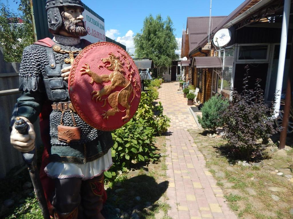モストフスコイにあるHouseの盾をもつ鎧姿の男像