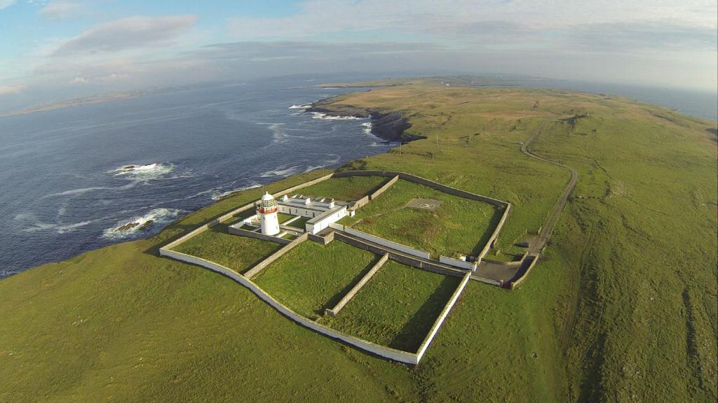 Ett flygfoto av St John's Point Lightkeeper's Houses, Donegal