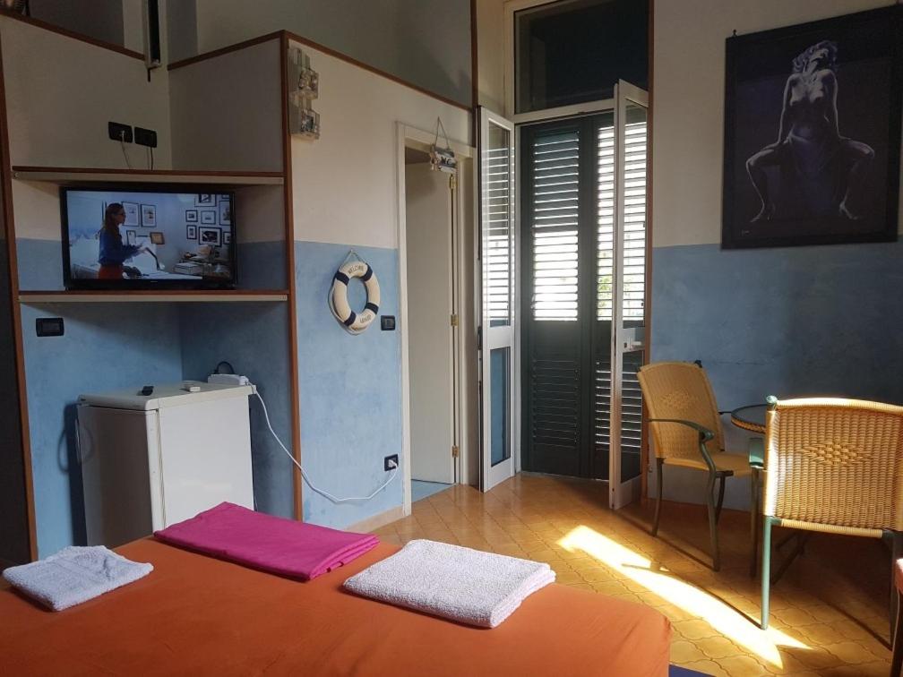 pokój z łóżkiem z dwoma ręcznikami w obiekcie B&B Elio's w mieście Maglie