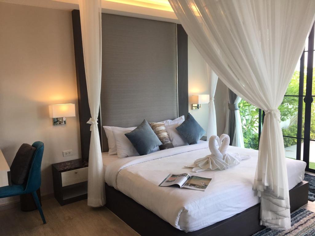 Postel nebo postele na pokoji v ubytování La Playa Beach Front Pool Villa Cha-am,Huahin