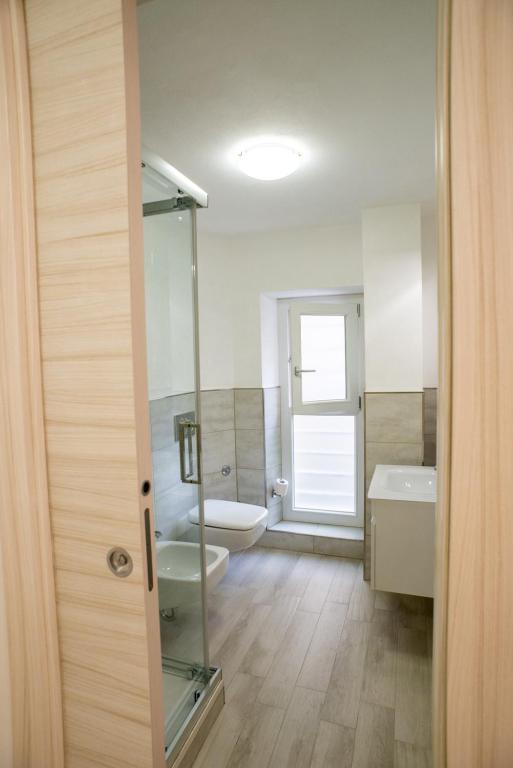Koupelna v ubytování Eden Rooms