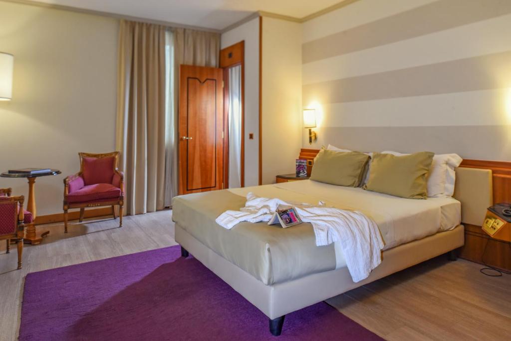 Postel nebo postele na pokoji v ubytování Hotel Leon d'Oro