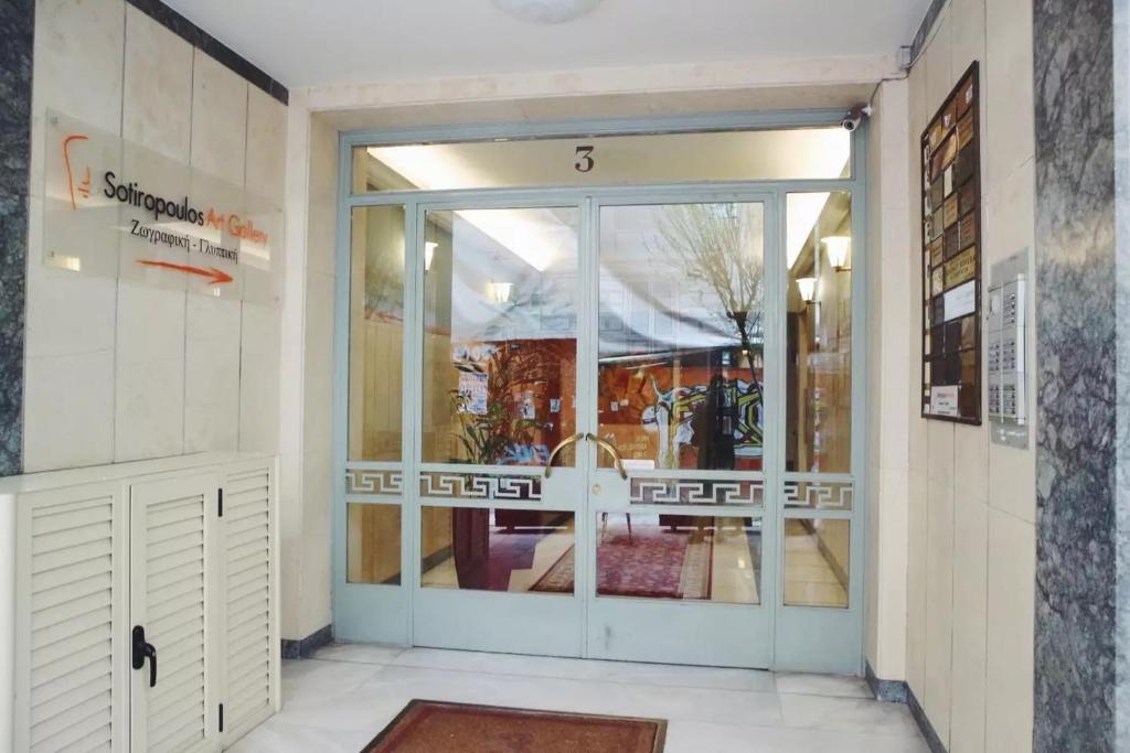 uma porta da frente de uma loja com uma janela em luxury apartment center athens (wifi) em Atenas