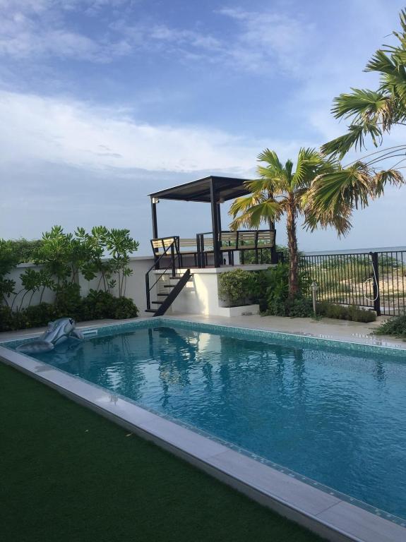 Bazén v ubytování La Playa Beach Front Pool Villa Cha-am,Huahin nebo v jeho okolí
