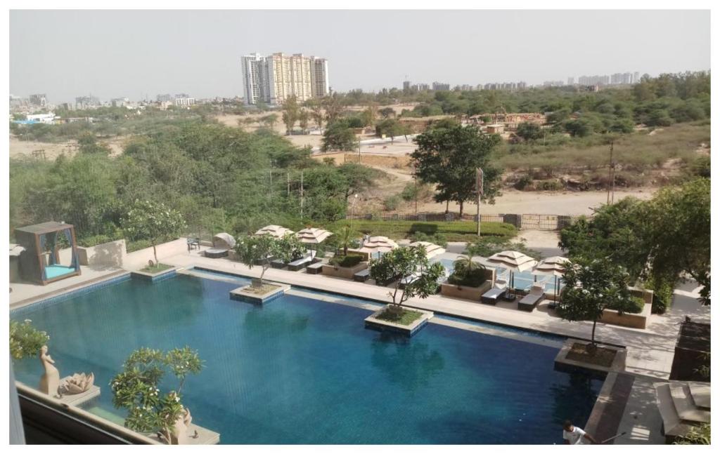 Bazén v ubytování Taj Surajkund Resort & Spa, Delhi NCR nebo v jeho okolí