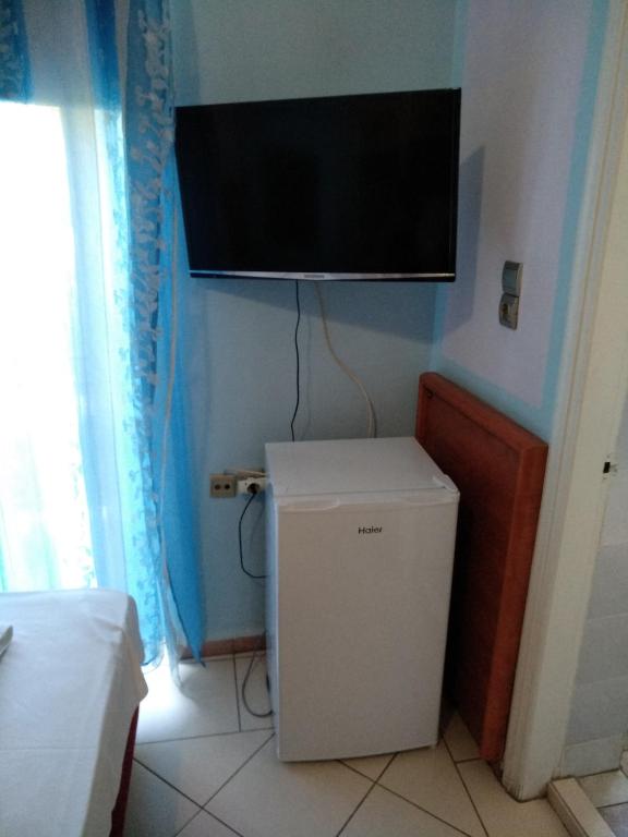 TV a/nebo společenská místnost v ubytování Diethnes Hotel