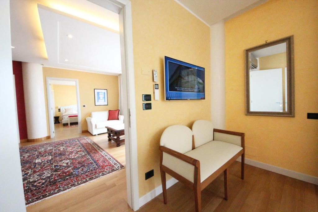 TV a/nebo společenská místnost v ubytování Ruhl Beach Hotel & Suites