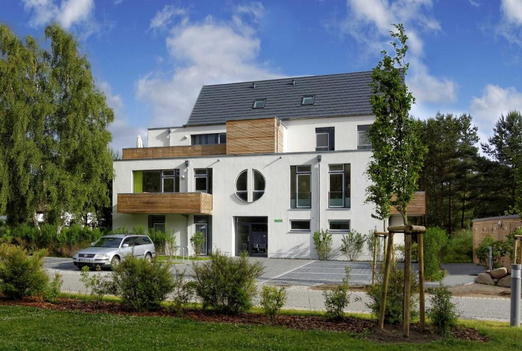 オストゼーバート・カールスハーゲンにあるKapitaensweg 4 Koje 04の白い家