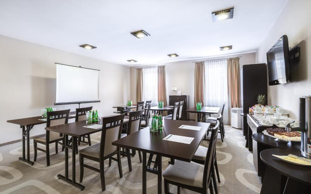 sala konferencyjna ze stołami, krzesłami i ekranem w obiekcie Hotel Picaro Żarska Wieś Południe A4 kierunek Polska w mieście Zgorzelec