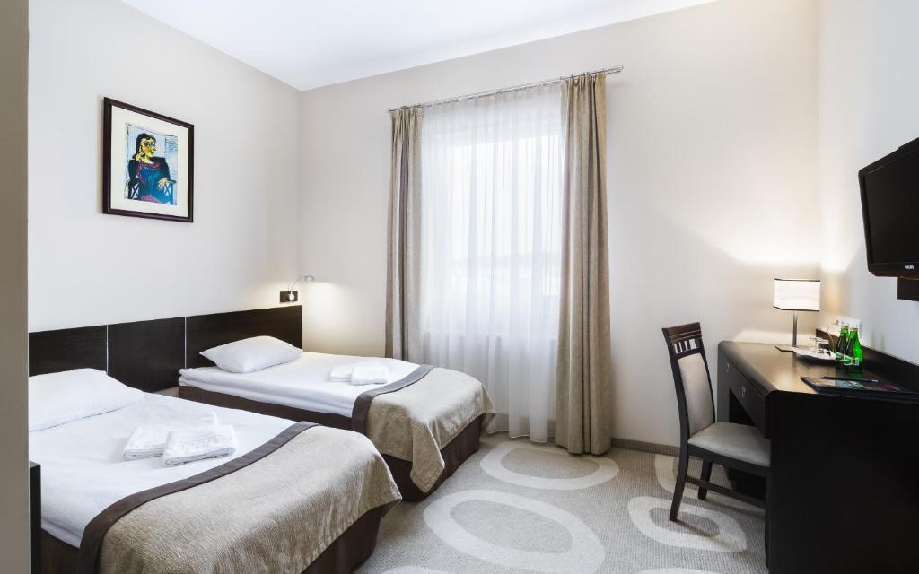 Łóżko lub łóżka w pokoju w obiekcie Hotel Picaro Żarska Wieś Południe A4 kierunek Polska