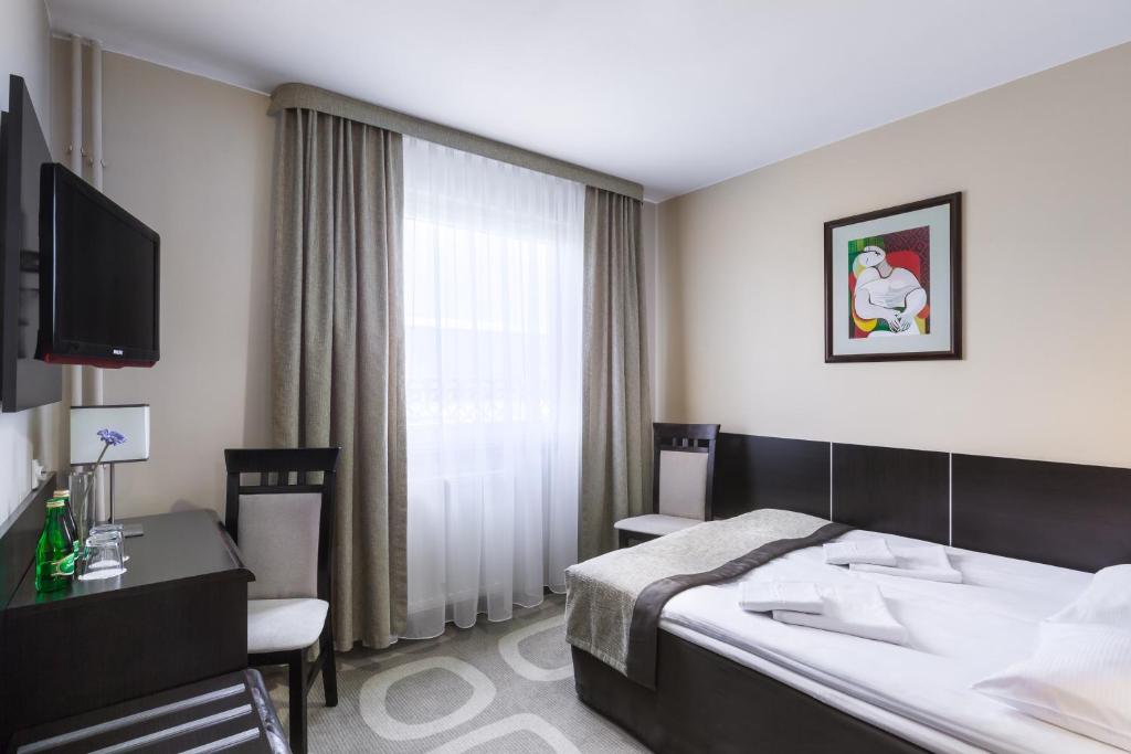 Łóżko lub łóżka w pokoju w obiekcie Hotel Picaro Żarska Wieś Południe A4 kierunek Polska