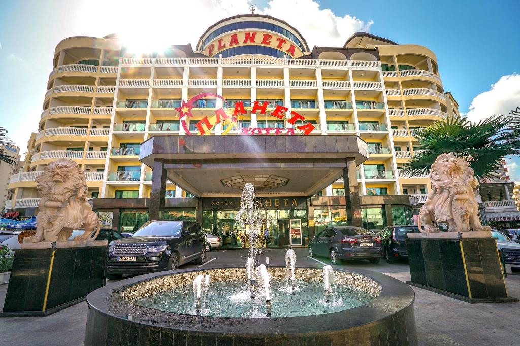 un hôtel avec une fontaine en face d'un bâtiment dans l'établissement Planeta Hotel & Aquapark - Ultra All Inclusive, à Sunny Beach