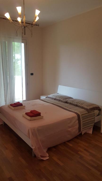 1 dormitorio con 1 cama grande y toallas rojas. en Big Family, en Copertino