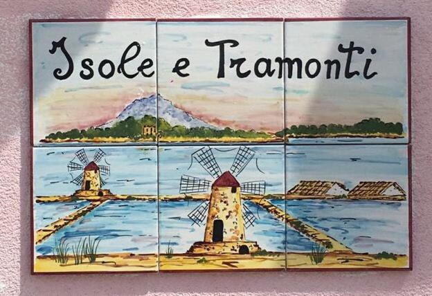 a sign with a picture of a windmill on a wall at Casa Vacanze "Isole e Tramonti" in Marsala